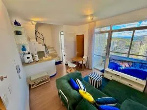 Linda cobertura duplex com varanda no Vila da Serra - Macacos