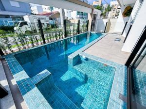 Apto novo com piscina livre aos hóspedes! - 0216