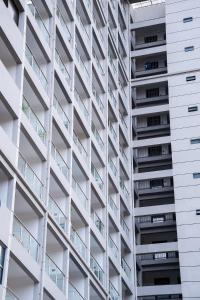 1 BR Stylish Haven with Skyline Views