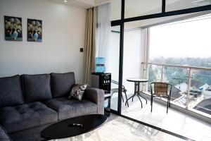 1 BR Stylish Haven with Skyline Views