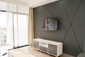 1 BR Stylish Haven with Skyline Views