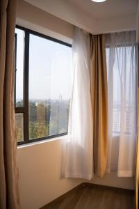 1 BR Stylish Haven with Skyline Views