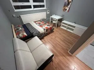 Budget Accommodation Central Guildford 1 BR Top of Friary - West Clandon