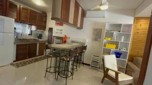 2 pessoas na praia da lagoinha