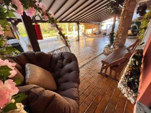 2 pessoas na praia da lagoinha