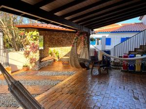 2 pessoas na praia da lagoinha