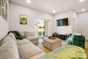 Deluxe 2BR Near Amp, Culture & Walmart wPool