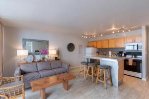 Block to Beach! Waikiki Banyan 21st Floor Deluxe Ocean View (12108)