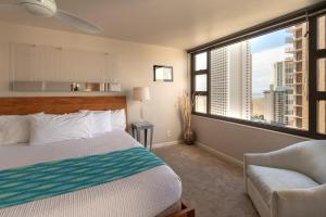 Block to Beach! Waikiki Banyan 21st Floor Deluxe Ocean View (12108)