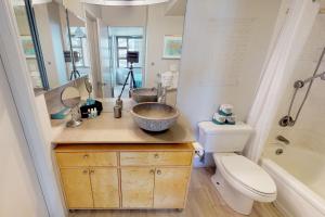 Block to Beach! Waikiki Banyan 21st Floor Deluxe Ocean View (12108)