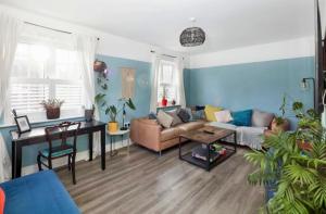 Sleeps 8, off-road parking for 3 cars, pet friendly, welcome hamper