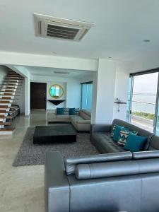 Lujoso Penthouse Duplex 403m2 con Terraza Privada y vista al mar