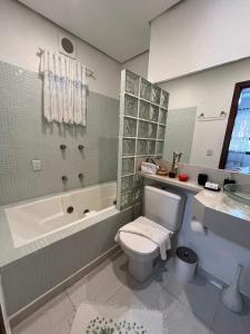 2 pessoas na praia da lagoinha