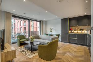 Hyde Park Luxury 2BR 2BA Balcony