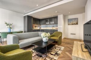 Hyde Park Luxury 2BR 2BA Balcony