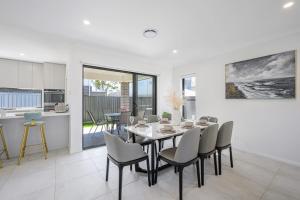 Modern 4BD Family Retreat Near Leppington
