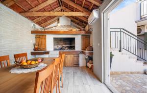 2 Bedroom Gorgeous Apartment In Vezac 