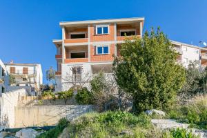 Apartments with parking space Trogir - 23979