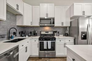 Modern and Serene Oasis Mins from Downtown Houston