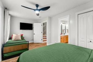 Spring Break! 2 Homes, 2 Pools, Sleeps 22