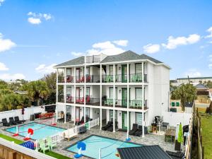 PCB Sleeps 22! 2 Homes, 2 Pools, 2 Mini Golf