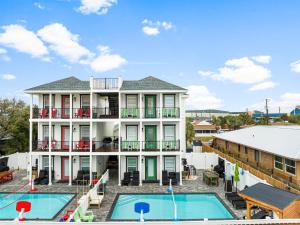 Pets OK,Htd Pool,Games,Bar,Golf,Grill,Nr Bch,Slp11