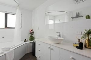 The Treetops Nest Apartment-self contained