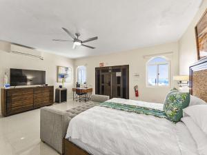 Hospitality Expert BTS 7 - Pool Beach & Bar