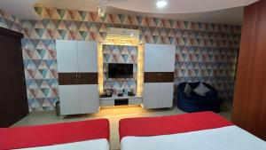Hotel Sahu Near Kashi Vishwanath Temple Gate