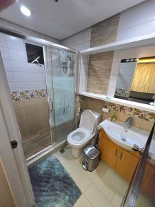 Central BGC - Spacious Modern 2 bedrooms 2 bathrooms with Balcony