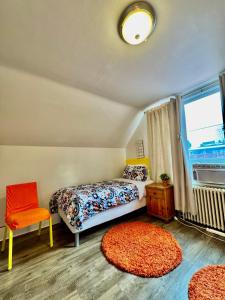 Private room with two twin beds air conditioning and shared bathrooms located near SeaTac Airport and Downtown Seattle