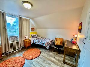 Private room with two twin beds air conditioning and shared bathrooms located near SeaTac Airport and Downtown Seattle