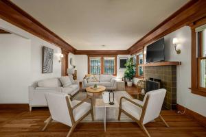 Falcon Chic Escape - Hot Tub - Modern - Proximity