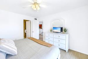 New Listing! Bayside Unit, Balcony, Private Beach!