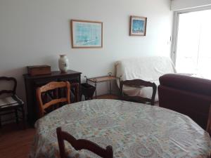 Appartement face plage au centre des Sables-dOlonne, 2 chambres, garage - FR-1-331-97