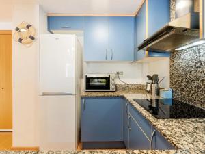 Apartamento de 3 habitaciones para 6 personas en Roses con Wi-Fi y Parking - ES-228-202