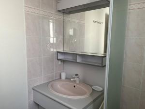 Maisons de vacances Vaux-sur-Mer: Villa 2 chambres pour 5 pers, 450m Plage, Parking, Clim - FR-1-738-47 : photos des chambres