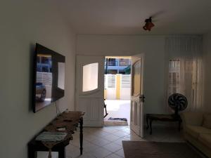 Linda Casa com Piscina e Praia no Litoral Sul de São Paulo - Condomínio com Controle de Acesso