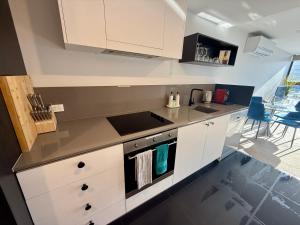 Midnight Luxe 1BR 1Bath Apartment 104 in the heart of Braddon Pool Sauna Secure Parking Wine WiFi