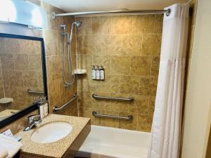 Standard Queen Room with Two Queen Beds and Mobility Accessible Tub room in Holiday Inn Express Philadelphia-Midtown an IHG Hotel