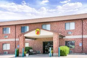 Super 8 by Wyndham Chanute - Neodesha