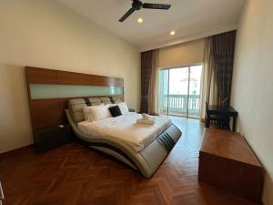 2 bedroom Suite with Sea View At Straits Quay