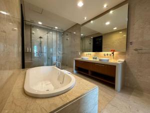2 bedroom Suite with Sea View At Straits Quay