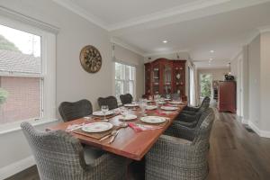 Cherrywood-luxe retreat in the Southern Highlands