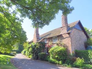 En suite Double Room with bath room in Tudor Cottage