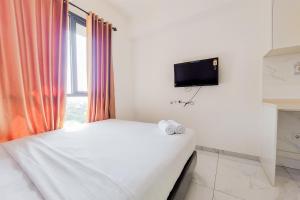 Cozy and Comfort Studio Sky House Alam Sutera Apartment By Travelio