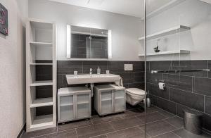 Bright, AC Apartment Near Airport and City Center