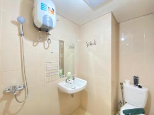 Modern Look 1BR Apartment at Parahyangan Residence near UNPAR By Travelio