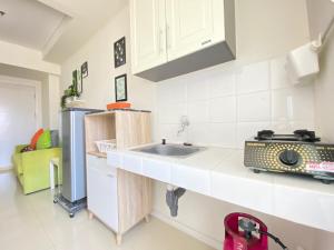 Modern Look 1BR Apartment at Parahyangan Residence near UNPAR By Travelio