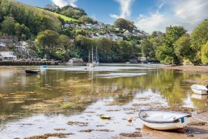 Cottage 2 Minutes from Noss Mayo with Tennis Court